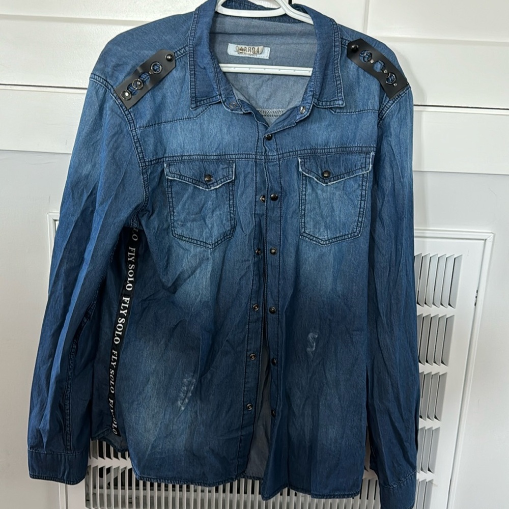 RNT 23. Men’s, blue jean, button down. Unique.